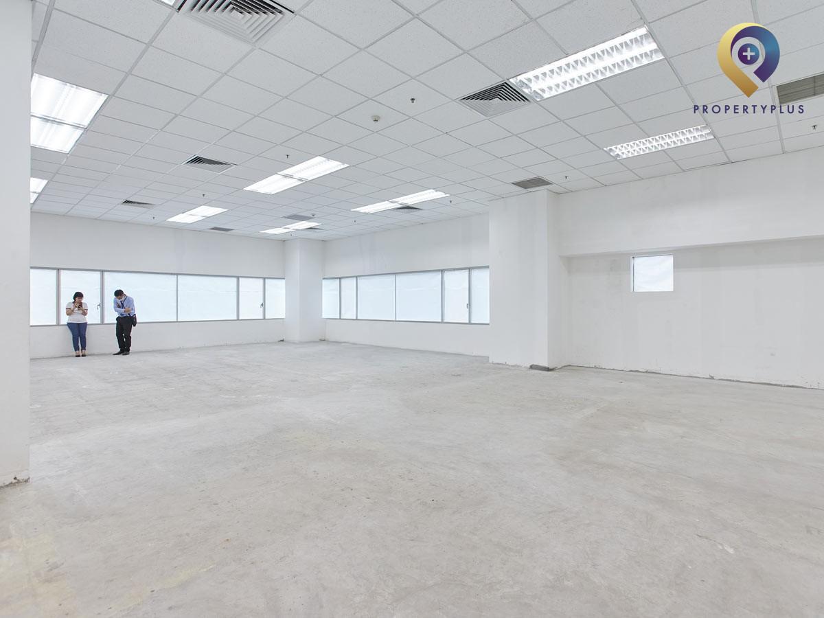 Toàn cảnh tòa nhà HITC nhìn từ góc phố với cảnh sinh hoạt xung quanh